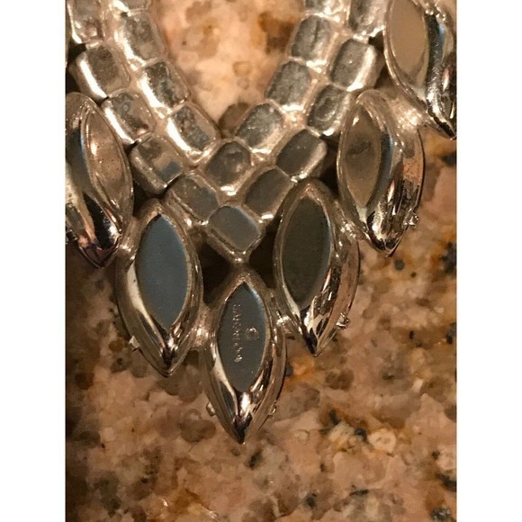 Sarah Covertry Vintage Blue Aurora Borealis Stones on‎ Silver Tone Brooch - Picture 3 of 3